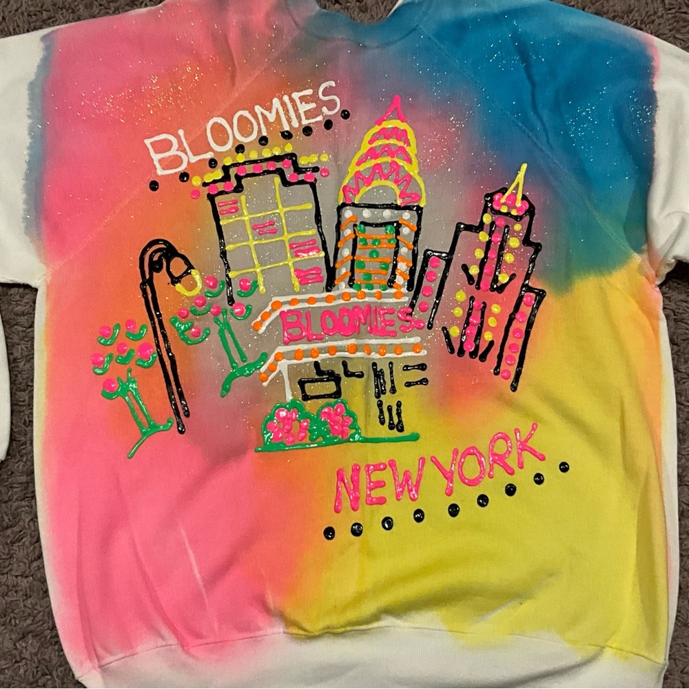 Rare And Vintage Bloomingdale’s “Bloomies” Puffy Paint XL Crewneck Sweatshirt - Picture 2 of 10